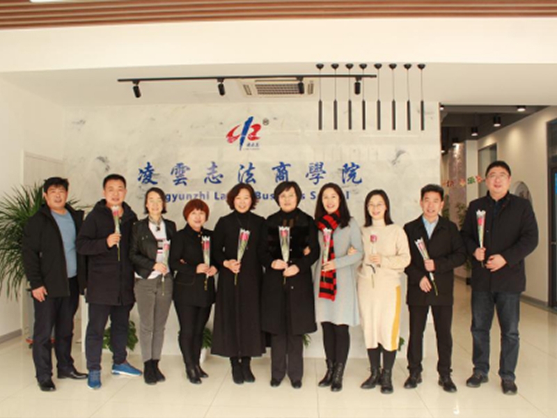 鲜花与法典相约·激情与理性相融 ——民进环翠区支部庆“三八”活动走进凌云志法商学院
