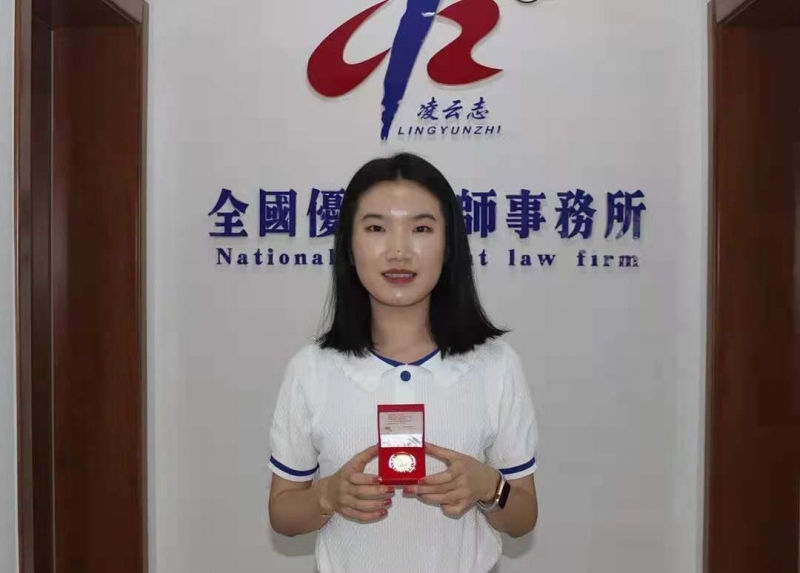 凌云志律师向困难学子家庭献爱心