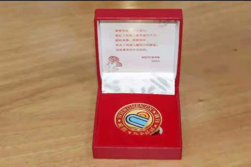 凌云志律师向困难学子家庭献爱心
