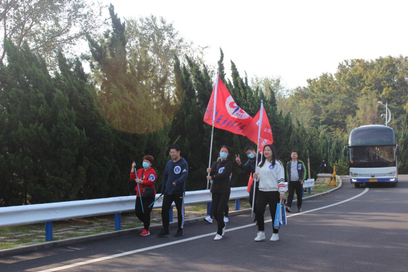 凌云志律师所参加市律协举办的 “踏健康生活之路·威海律师金秋行”活动