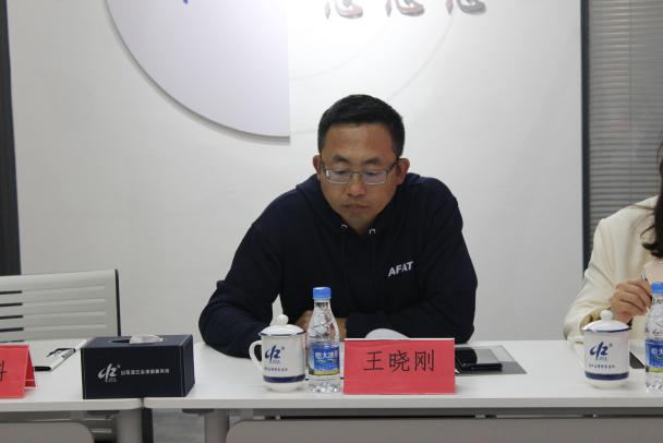 威海市新联会金点子工作会暨喜迎党的二十大主题教育会在凌云志法商学院召开
