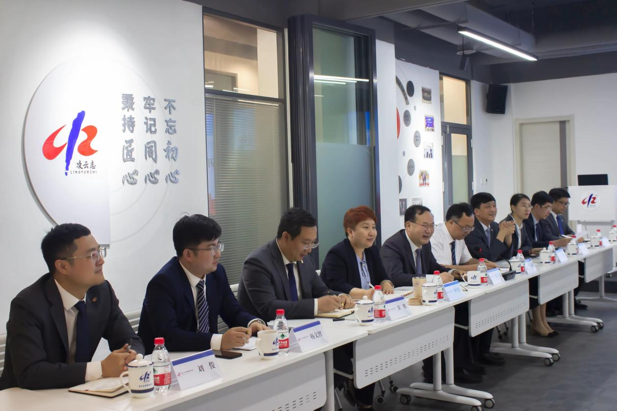 环翠区法院万景周院长一行莅临凌云志法商学院调研