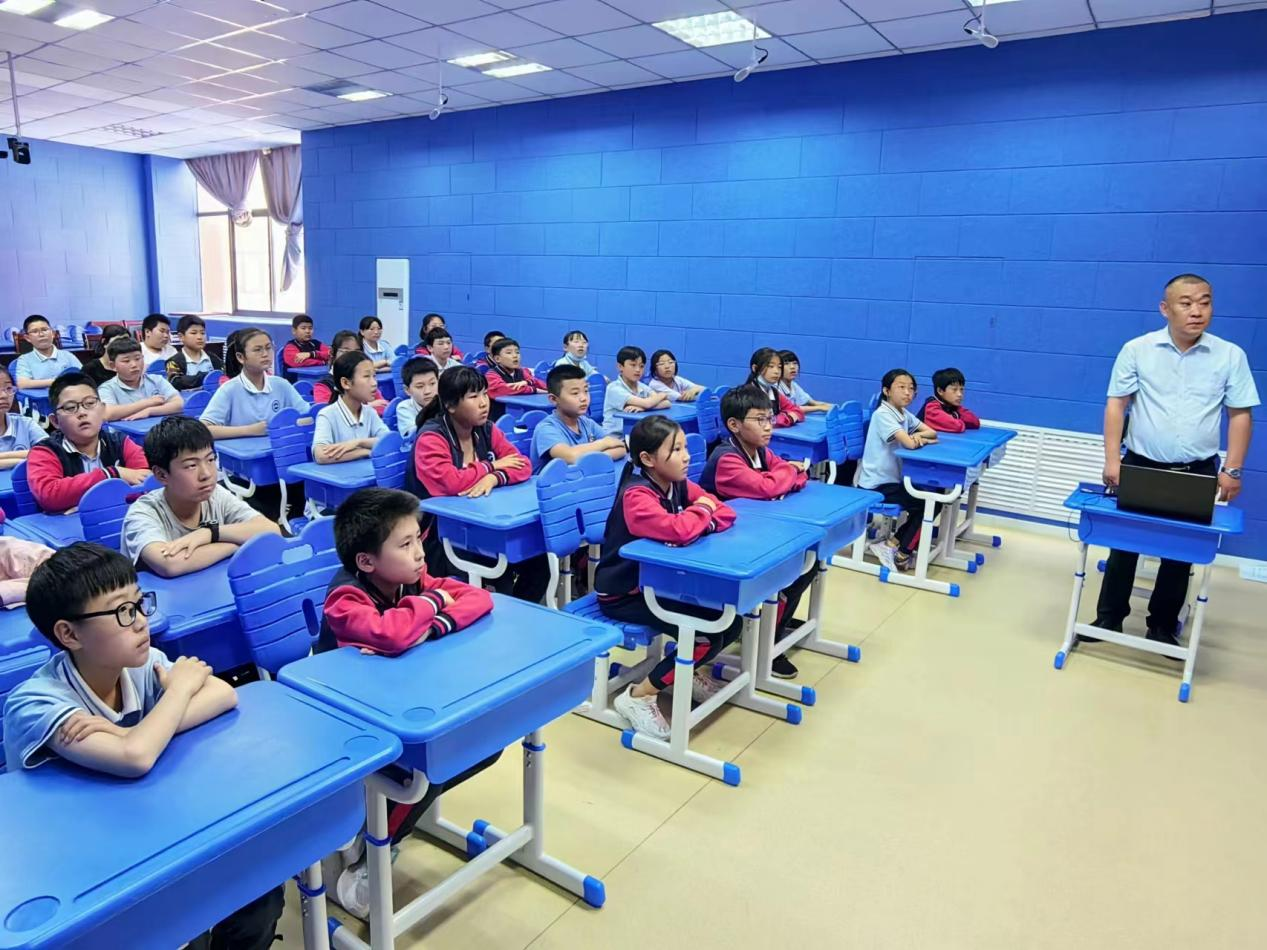 凌云志所曹晓飞律师受邀为威海市经济技术开发区明珠小学授课